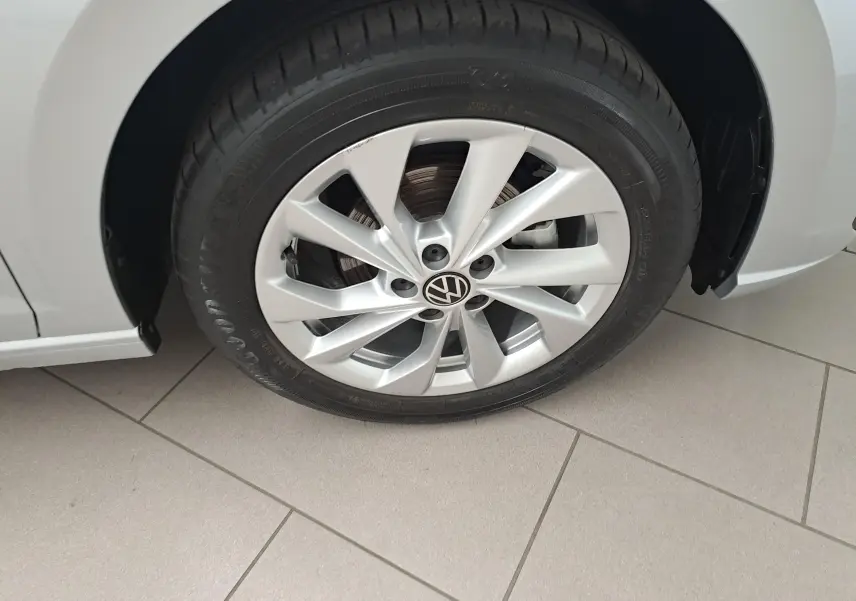 Gros plan sur la roue avant gauche argentée d'une Volkswagen Polo 2025 couleur Reflet d'Argent.