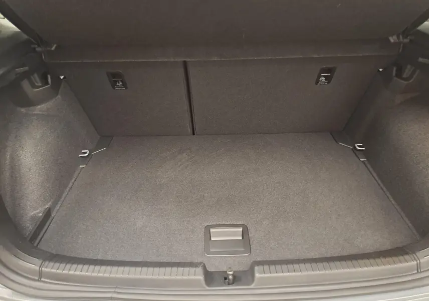 Coffre ouvert en vue plongeante d'une Volkswagen Polo 1.0 TSI 95 BVM5 Style couleur reflet d'argent, intérieur tissu gris.