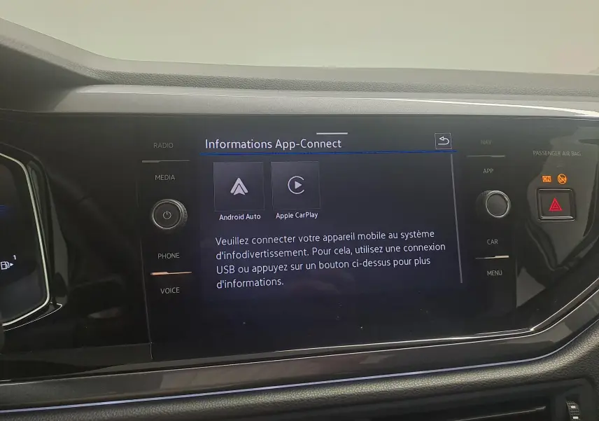 Écran central de la Volkswagen Polo 2025 affichant les options Android Auto et Apple CarPlay, avec commandes autour.