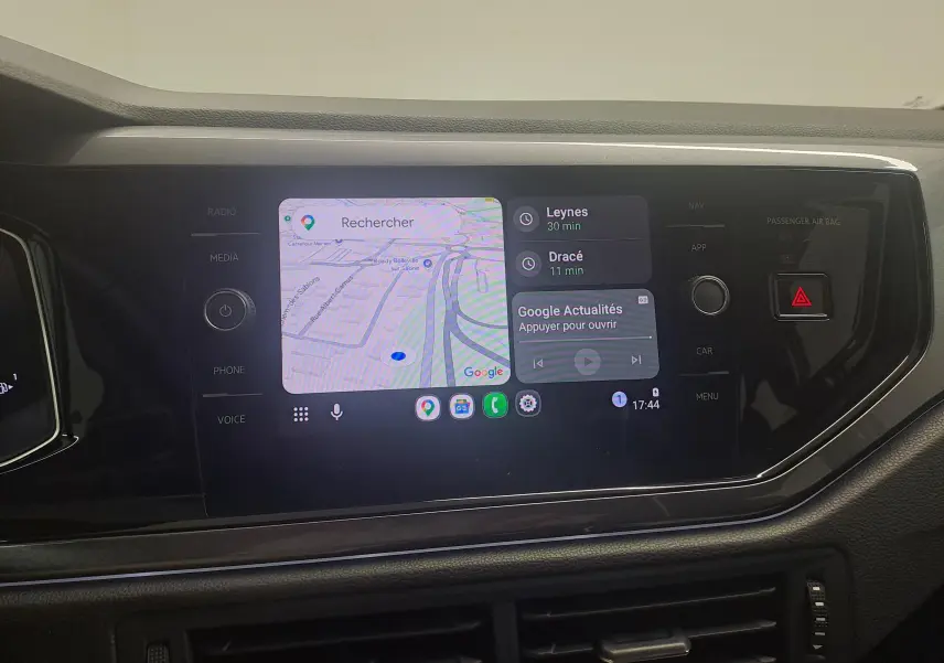 Écran central tactile de la Volkswagen Polo 2025 affichant la navigation et les options multimédia.