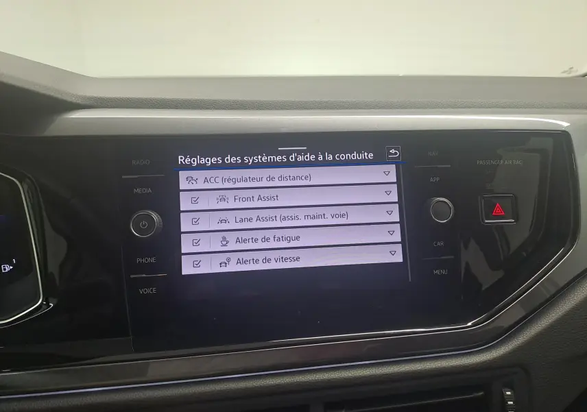 Écran central tactile de la Volkswagen Polo 2025 affichant les réglages des aides à la conduite.