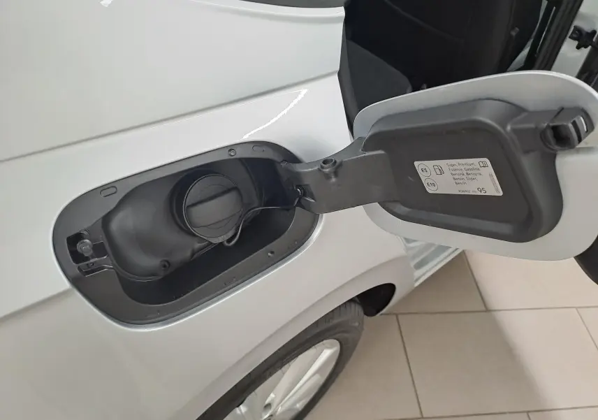 Gros plan sur la trappe à carburant côté gauche d'une Volkswagen Polo 2025 couleur reflet d'argent, essence.