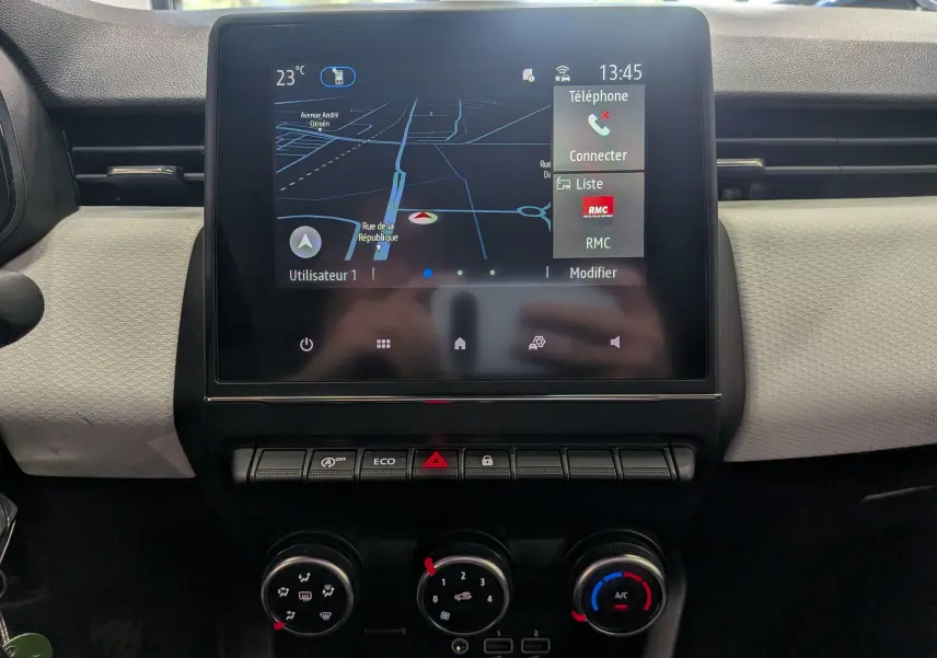 Vue rapprochée de l’écran tactile central et des commandes de climatisation de la Renault Clio V TCe 100 CH GPL Evolution 2023.