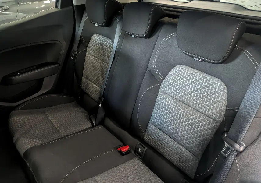 Vue intérieure des sièges arrière en tissu gris foncé avec motifs géométriques de la Renault Clio V TCe 100 CH GPL Evolution 2023.