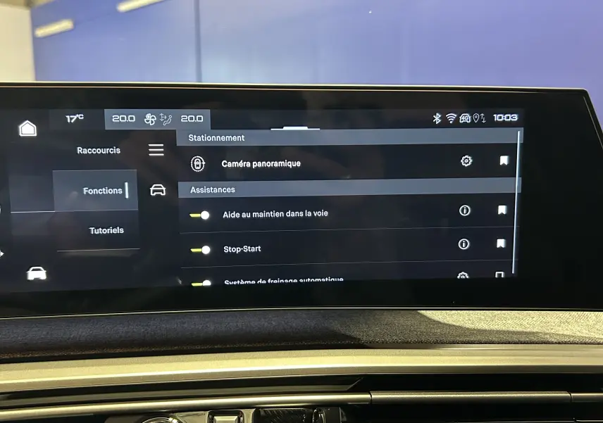 Écran tactile intérieur du Peugeot 5008 Hybrid 2025 affichant les options d'assistance à la conduite.