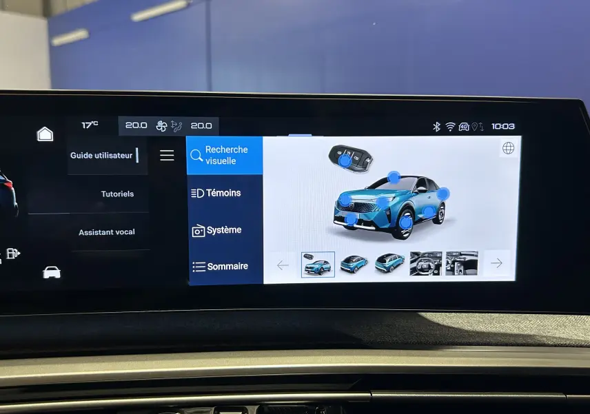 Écran tactile intérieur montrant l'interface multimédia avec vue 3/4 avant d'un Peugeot 5008 gris titane.