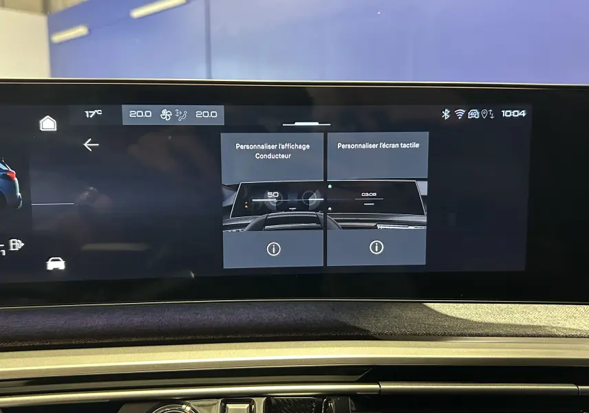 Écran tactile central du tableau de bord du Peugeot 5008 gris titane, affichant les options de personnalisation.