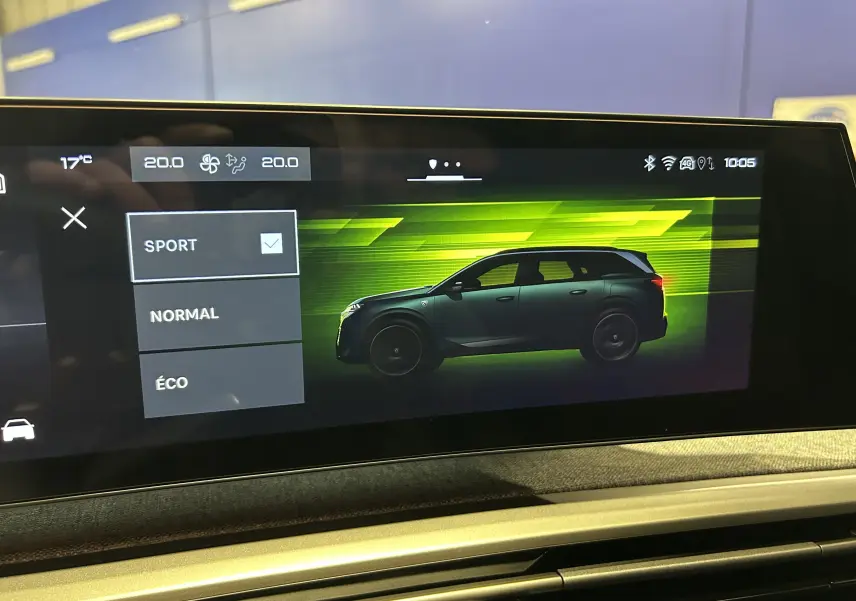 Affichage numérique intérieur montrant un profil latéral gris titane du Peugeot 5008 Hybrid avec mode de conduite Sport sélectionné.