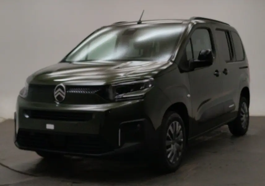 Citroën Berlingo Multispace 2026 vert Sirkka, vue 3/4 avant droit en intérieur neutre.