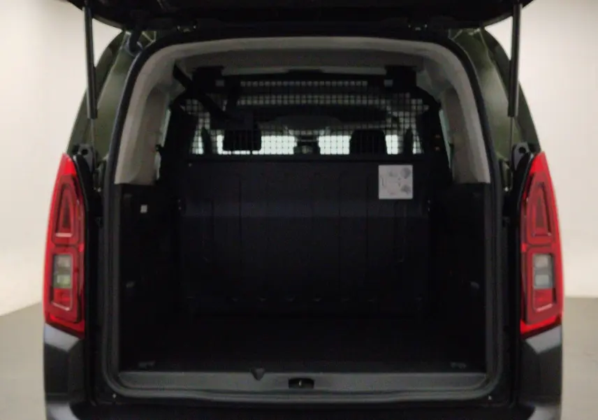 Vue arrière du Citroën Berlingo Multispace 2026 vert Sirkka avec porte arrière ouverte et cloison de séparation visible.