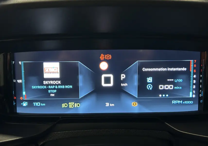 Tableau de bord numérique du Citroën Berlingo Multispace 2026 affichant radio Skyrock et consommation instantanée.