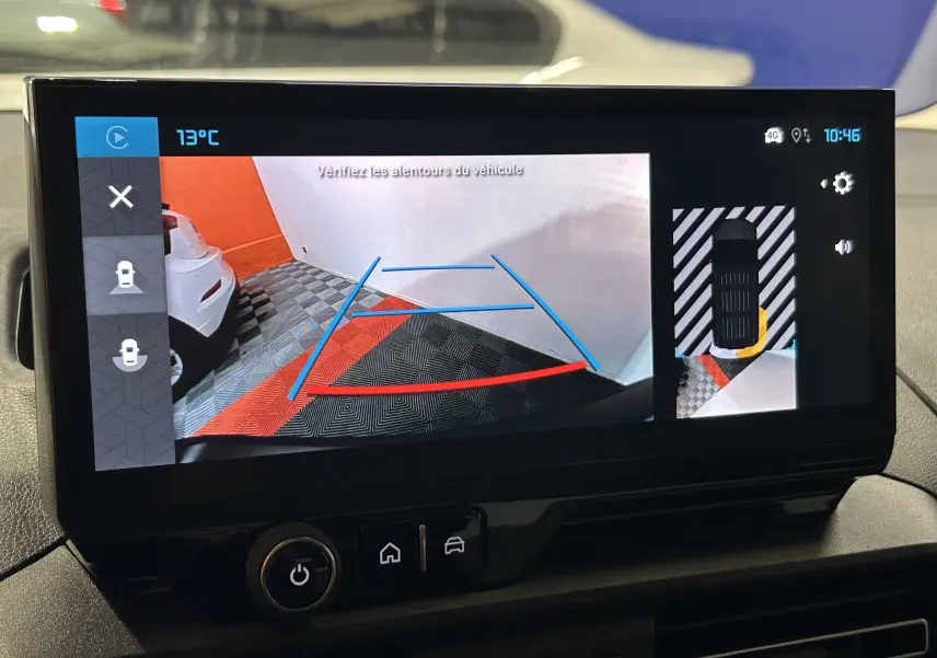 Écran de caméra de recul du Citroën Berlingo Multispace 2026 montrant l’arrière et l’angle gauche du véhicule.