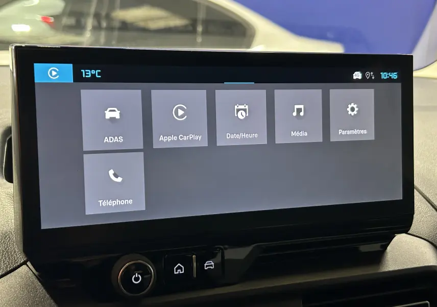 Écran tactile central du Citroën Berlingo Multispace 2026 affichant les options ADAS, Apple CarPlay et médias.