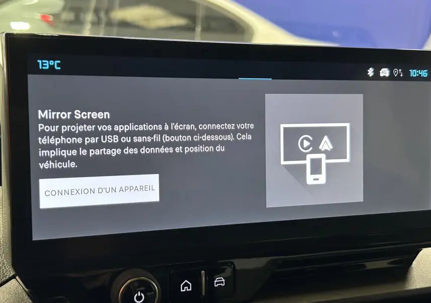 Écran tactile intérieur du Citroën Berlingo Multispace 2026 affichant l'option Mirror Screen en mode connexion.