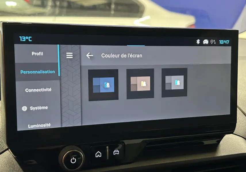 Écran tactile central du tableau de bord du Citroën Berlingo Multispace 2026, affichant les options de personnalisation d'écran.