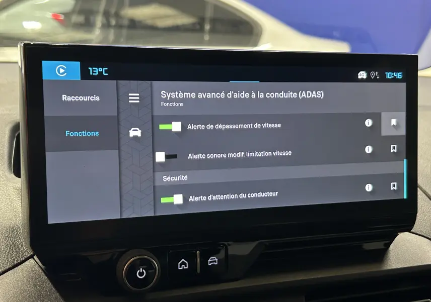 Écran tactile du système d'aide à la conduite affichant les alertes, intérieur du Citroën Berlingo Multispace 2026.