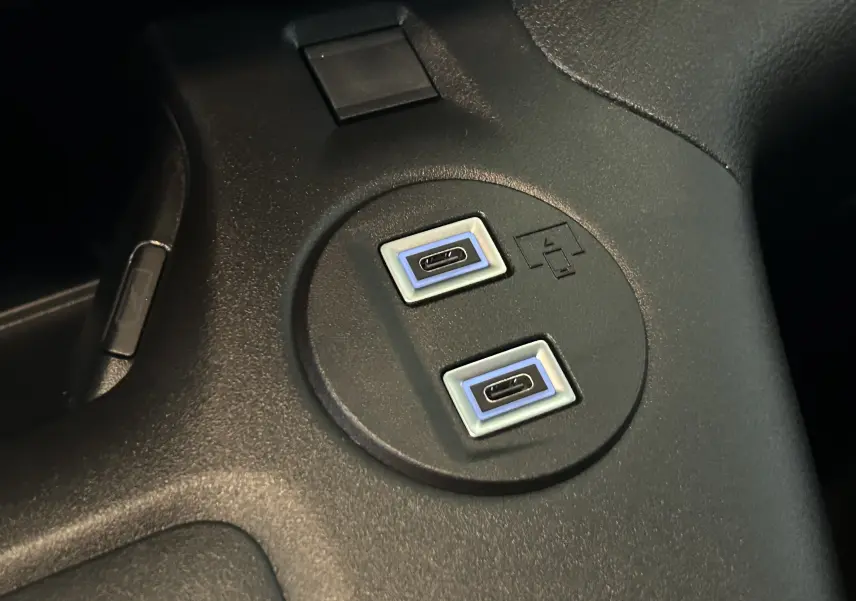 Gros plan sur deux ports USB-C intégrés dans la console centrale noire du Citroën Berlingo Multispace 2026.
