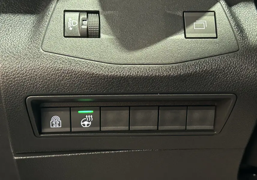 Gros plan sur les commandes du tableau de bord du Citroën Berlingo Multispace 2026, avec bouton de volant chauffant activé.