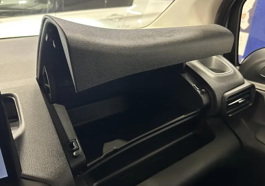 Vue intérieure du coffre à gants ouvert côté passager du Citroën Berlingo Multispace 2026 avec tableau de bord noir.