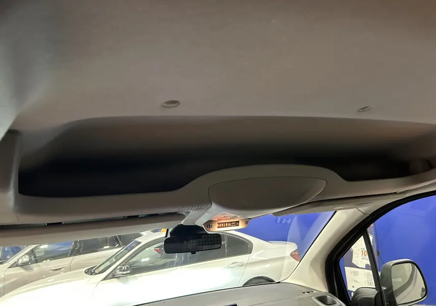 Vue intérieure du toit et pare-brise du Citroën Berlingo Multispace 2026, avec rétroviseur et lumière intérieure allumée.
