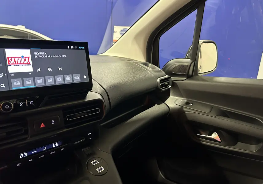 Intérieur côté passager du Citroën Berlingo Multispace 2026, tableau de bord et écran tactile visibles.