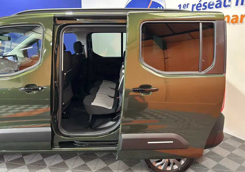Vue latérale droite du Citroën Berlingo Multispace vert Sirkka avec porte coulissante ouverte dévoilant les sièges arrière.