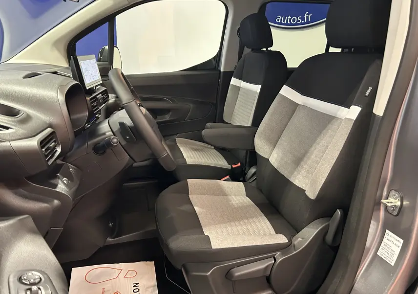 Vue intérieure avant droite du Citroën Berlingo Multispace 2026 avec sièges tissu bicolore gris et noir.