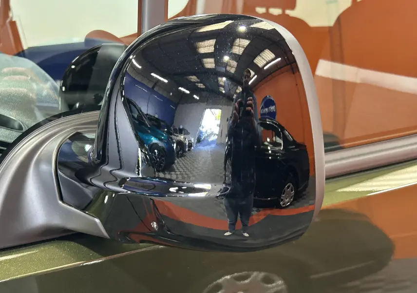Rétroviseur droit chromé du Citroën Berlingo Multispace Sirkka Green, vue rapprochée sur la porte avant.