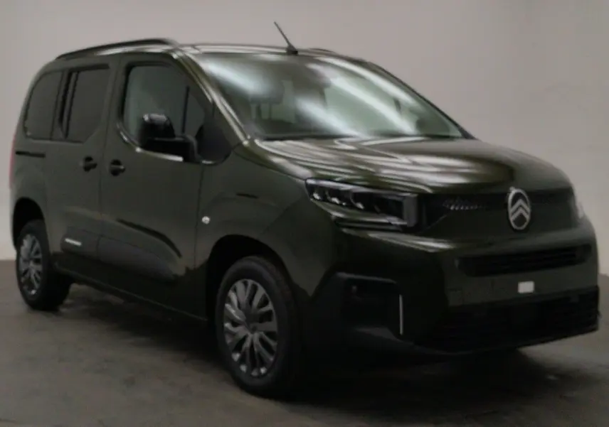 Citroën Berlingo Multispace 2026 vert Sirkka, vue 3/4 avant droit en intérieur neutre.