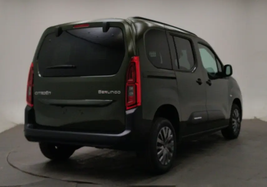 Vue 3/4 arrière droite d'un Citroën Berlingo Multispace 2026 vert Sirkka avec vitres surteintées et porte coulissante.