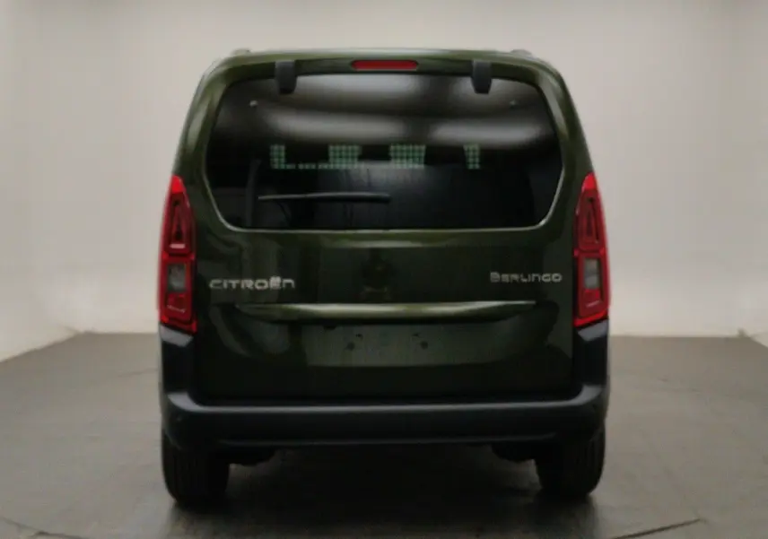 Vue arrière d'un Citroën Berlingo Multispace 2026 vert Sirkka avec hayon vitré et feux rouges verticaux.