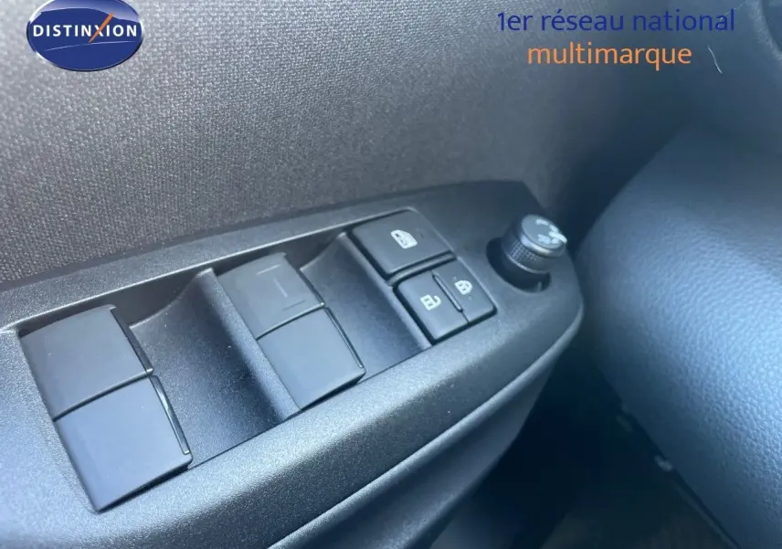 Gros plan sur les commandes des vitres côté conducteur de la Toyota Yaris Hybrid 116ch Design noir métal 2025.