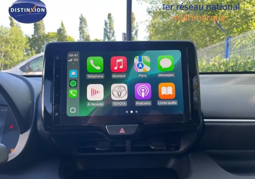 Écran tactile central de la Toyota Yaris Hybrid 2025 noir métal, affichant les applications connectées en intérieur.