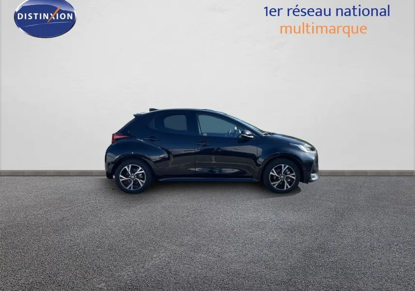 Profil côté gauche d'une Toyota Yaris Hybrid 116ch 2025 noir métal, avec jantes alliage et lignes modernes.