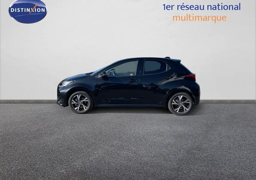 Profil côté gauche d'une Toyota Yaris Hybrid 116ch Design noire métal 2025, avec jantes alliage bicolores.