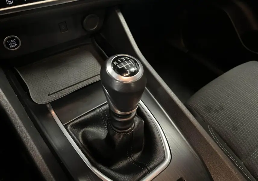 Gros plan sur le levier de vitesses manuel noir et argenté du Nissan Qashqai 1.3 Mild Hybrid 140 Business Edition 2023.