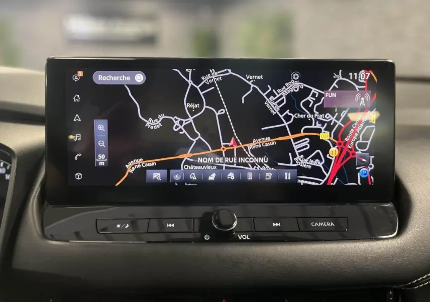 Écran tactile 9 pouces du système de navigation NissanConnect dans un Nissan Qashqai gris 2023.