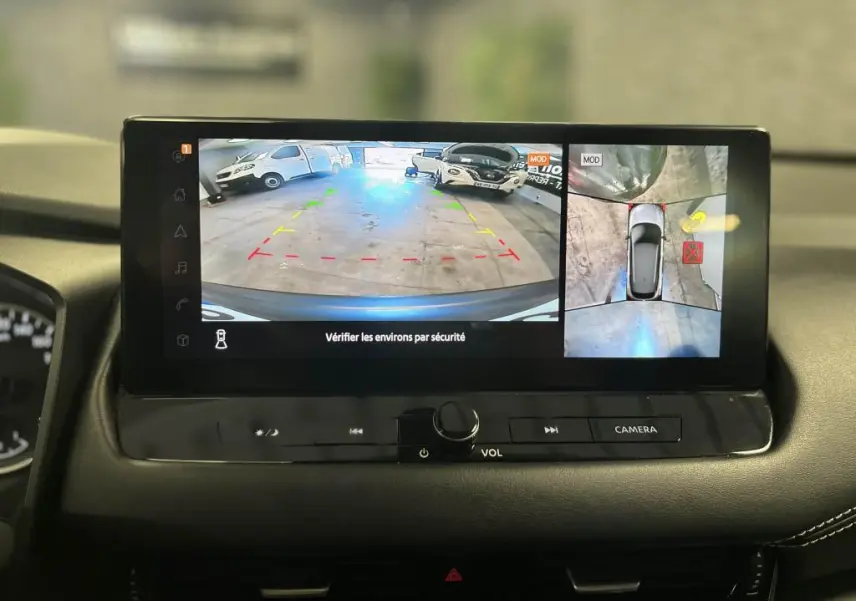 Écran tactile 9 pouces du Nissan Qashqai 2023 montrant la caméra de recul et la vision à 360° en intérieur noir.