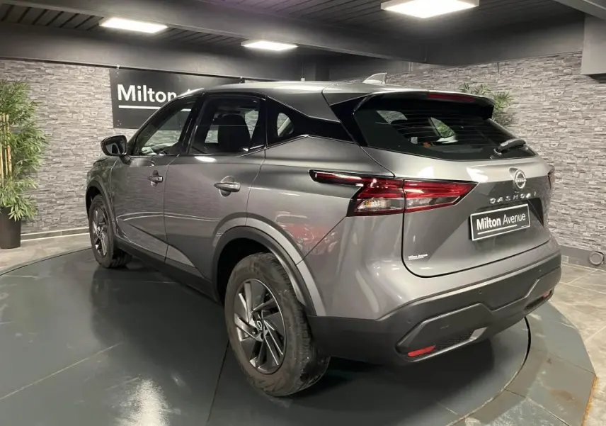 Vue 3/4 arrière droite du Nissan Qashqai gris métallisé 2023 avec feux arrière LED et antenne aileron de requin