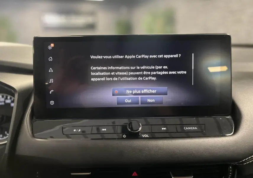 Écran tactile 9 pouces du système NissanConnect affichant une invite Apple CarPlay dans l'habitacle du Nissan Qashqai 2023.
