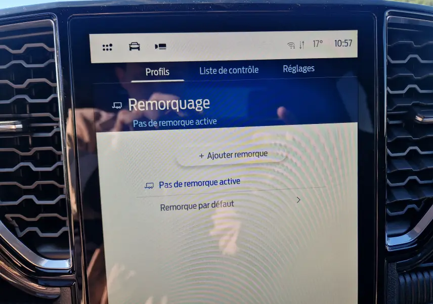 Écran tactile central du Ford Ranger Wildtrak 2026 affichant le menu de remorquage, entouré de la console noire.
