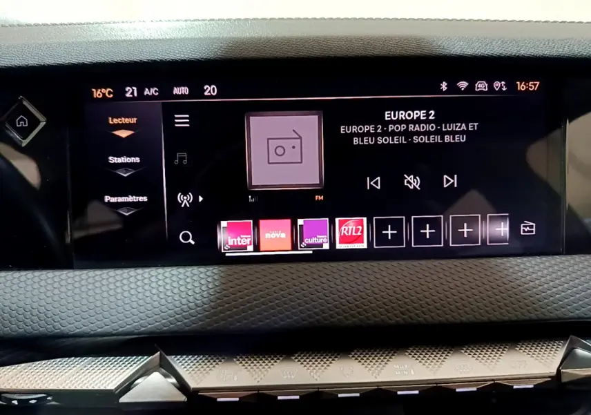 Écran tactile central du tableau de bord du DS4 E-TENSE 225 TROCADERO 2023 affichant les stations radio.