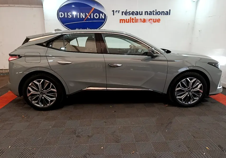 Profil côté gauche du DS4 E-TENSE 225 TROCADERO gris foncé 2023, avec jantes alliage et lignes dynamiques marquées.