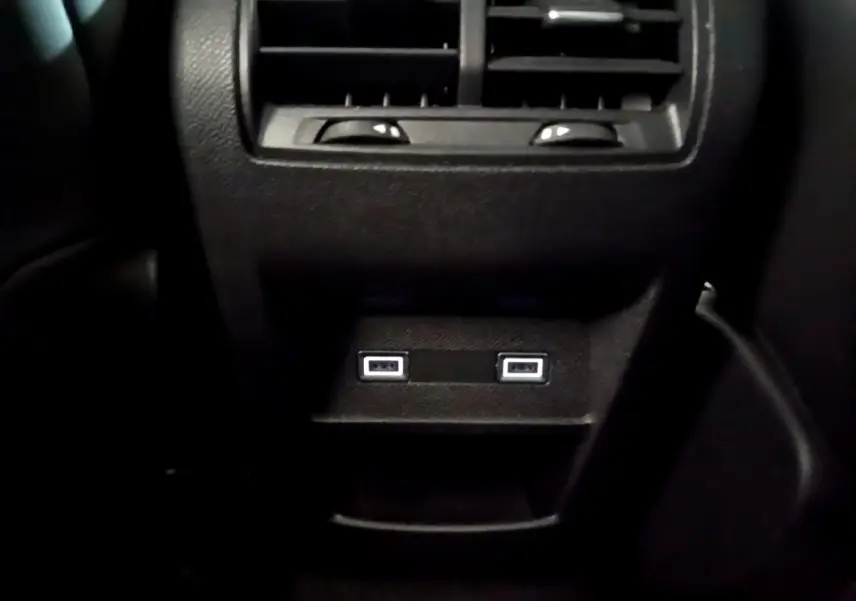 Prise USB double et bouches d’aération arrière noires dans l’habitacle du DS4 E-TENSE gris foncé 2023.