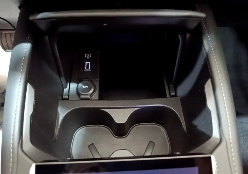 Gros plan sur la console centrale noire du DS4 E-TENSE 225 TROCADERO 2023 avec prise 12V et port USB visible.