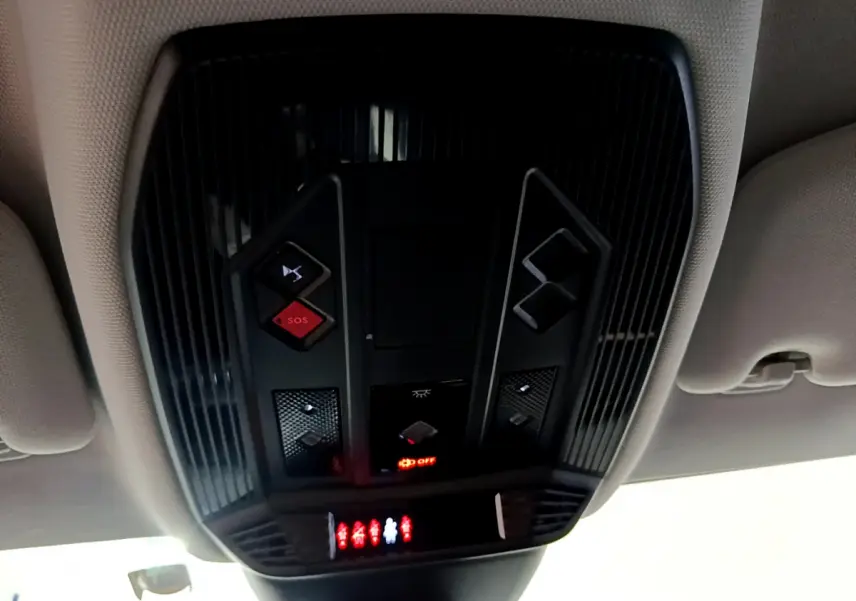 Panneau de commandes au plafond intérieur du DS4 E-TENSE 225 TROCADERO gris foncé, avec boutons SOS et éclairage.
