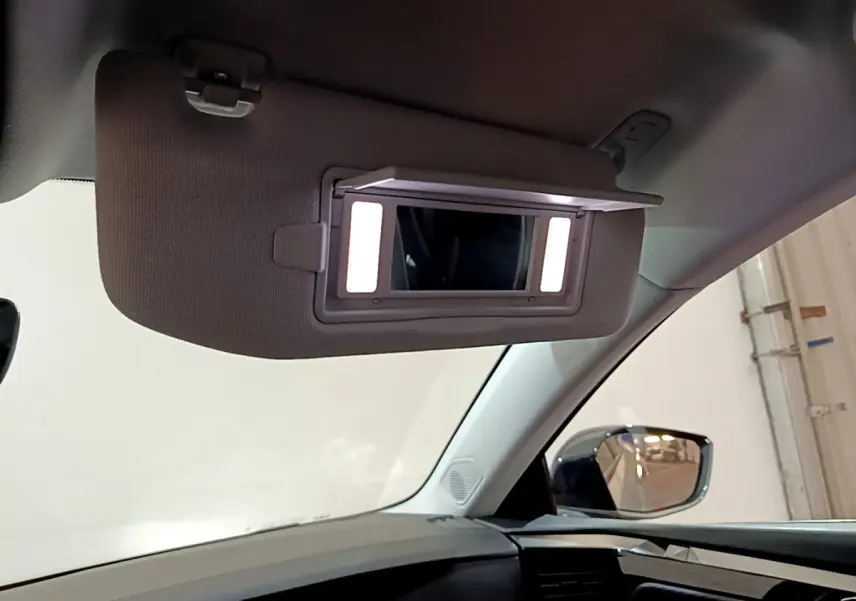 Miroir de courtoisie éclairé sur pare-soleil côté conducteur dans l’habitacle gris clair du DS4 E-TENSE 2023.