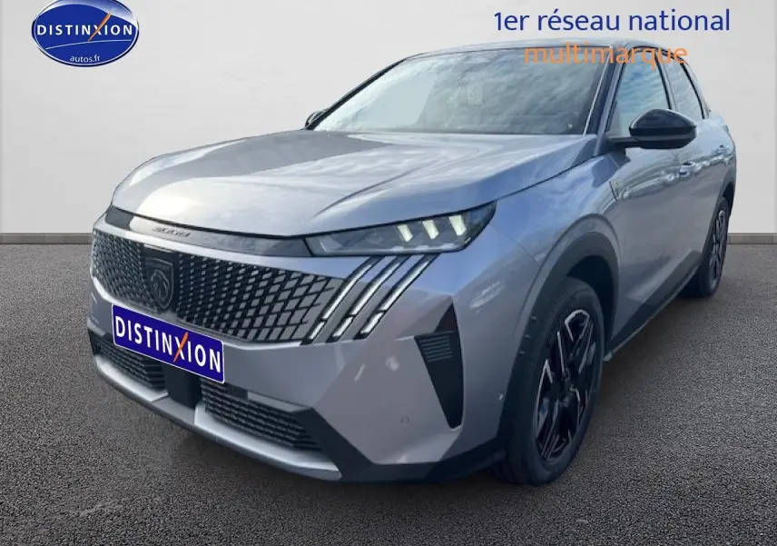 Peugeot 3008 gris Artense vue 3/4 avant droit, avec calandre distinctive et phares LED allumés.