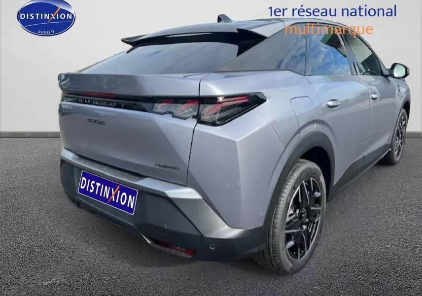 Vue 3/4 arrière droite d'un Peugeot 3008 gris artense avec jantes alu noires et feux arrière LED.