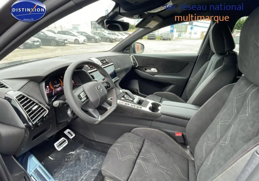 Vue intérieure côté conducteur du DS7 1.5 BlueHDi 130 gris titane, avec sièges en alcantara et volant cuir.